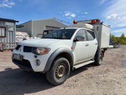 Mitsubishi L200 med Hyllor och fack i skåpet 