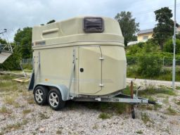 Hästtransport med sadelkammare 