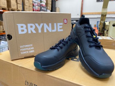 100 pairs of BRYNJE work and safety footwear / 100 par BRYNJE arbejds- og sikkerhedsfodtøj.