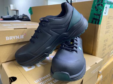 BRYNJE 100 pairs of BRYNJE work and safety footwear / 100 par BRYNJE arbejds- og sikkerhedsfodtøj.