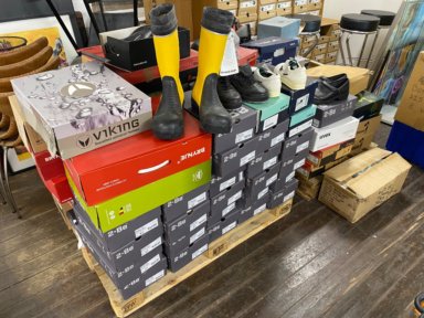 Min. 350 pairs of work and safety footwear in assorted brands and models / 7 Pallets / Min 350 par arbejds- og sikkerhedsfodtøj i forskellige mærker og modeller fordelt på 7 paller