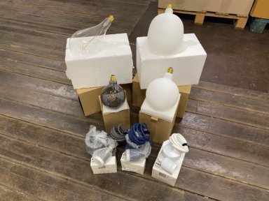 Bulbs & PANTONE sockets / Pærer & PANTONE fatninger / Lampen & PANTONE-Fassungen / Glödlampor & PANTONE-socklar