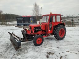 Traktor veterantraktor Volvo BM 400 Buster med plogblad 