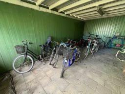 Diverse cykler og cykelstativer.