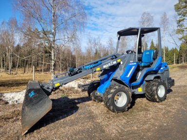 Hjullastare Multione 8.4S med skopa och adapter 