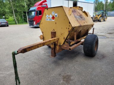 Färmartanken på  hjul 2000 liter tankvagn