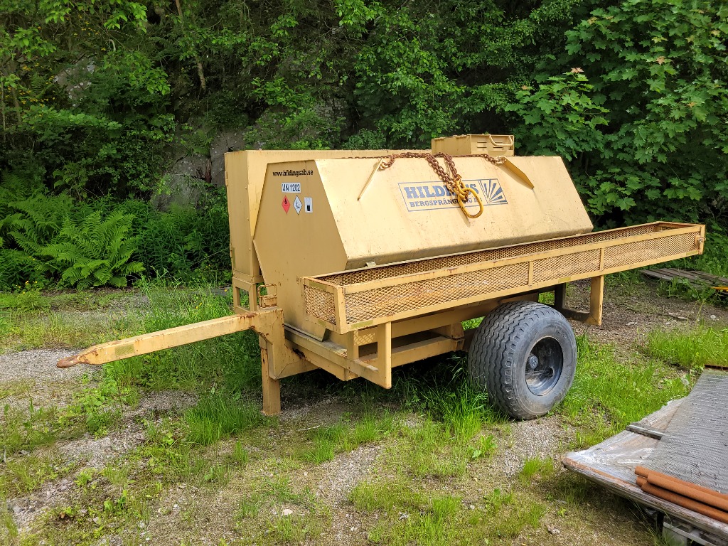 Färmartanken 2 kubik full med diesel Tankvagn