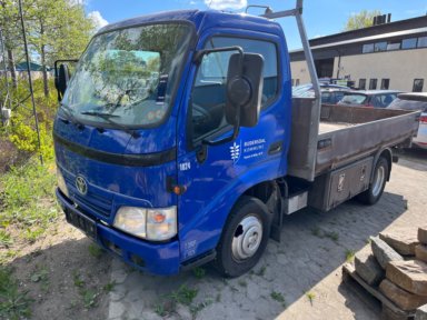 TOYOTA DYNA 150 3,0 D Ladvogn med HIAB 017T ladkran.