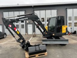 Grävmaskin Volvo EC60 med skopor