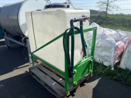 Udlægger til flydende kalk, 680 liter plasttank med hydraulisk pumpe