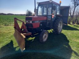 Case/International 485 2WD Traktor med vogn og sneplov