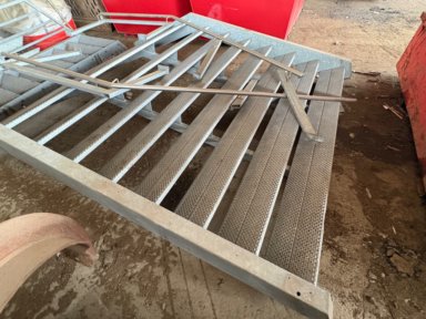 Bred galvaniseret ståltrappe perforerede trin, gelænder, repos