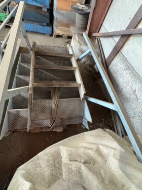 Galvaniseret ståltrappe i 3 separate dele med perforerede trin 