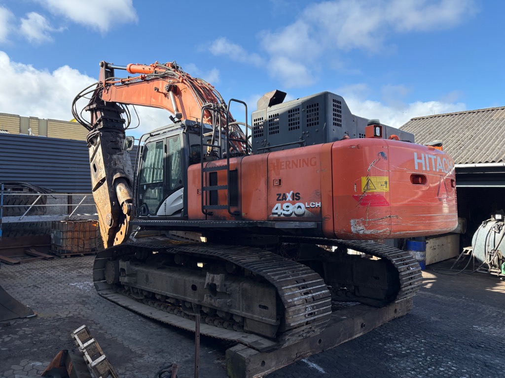 Hitachi ZX490LCH-6 crawler excavator with Demarec DRS-90-B scrap