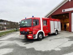 Brannbil Mercedes-Benz 1325F/39AT 4x2 – 2002-modell med Rosenbauer TLF 2500/100 og NH30 brannpumpe