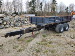 Tippkärra för traktorgrävare med ramstyrning