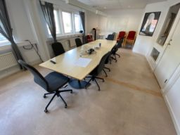 Konkursutförsäljning Konferensbord, stolar, 75tums TV mm