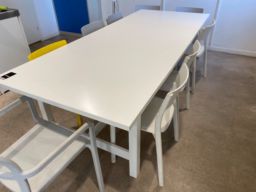 Konkursutförsäljning Bord och stolar, plåtskåp mm