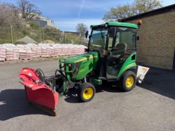 Traktor John Deere 1026R med redskap