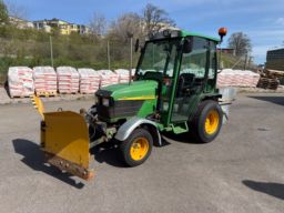 Traktor John Deere 4115 med redskap