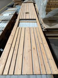 Diverse utstyr ca 300 stk - diverse lengder Himlingsplater i gran - med opphengsgrid