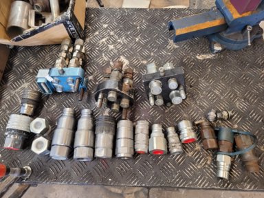 Parti med hydraulkopplingar och multifaster