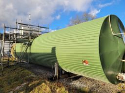 Stor tank för olja ca 100 kubikmeter isolerad