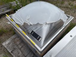 Optilite ovenlysvindue (boble) med karm og aktuator lysmål 85 * 85 cm