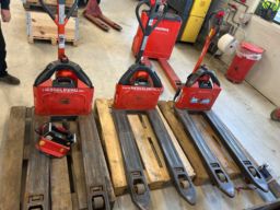 3 stk elektriske jekke traller  1 lader 