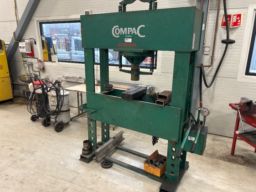 Manuel 100 tons  presse fra Compac 