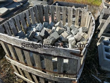 3 kasser med smågatestein