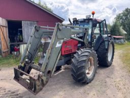 Traktor med frontlastare VALMET 8750 4x4