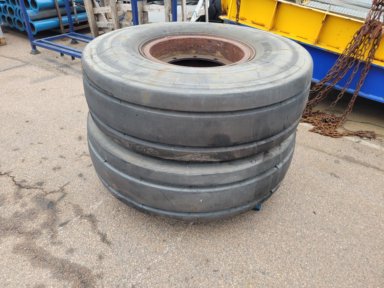 Däck 2 st  till Mower hamntruck ( inget reservationspris )
