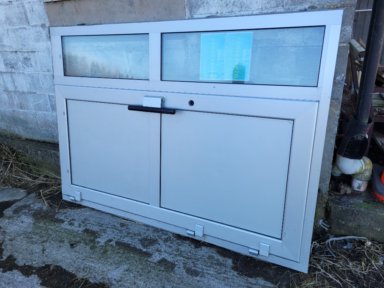Entrédörr i aluminium  med glasparti 