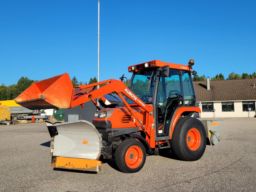 Kompakttraktor Kubota STV-36 med plog , sandspridare och frontlastare