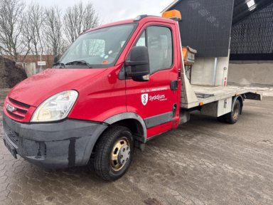 Autotransporter med knæklad IVECO C35