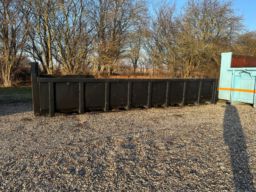 Container med hydraulisk bagklap 