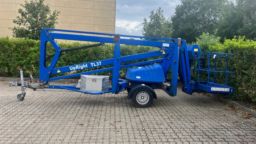 Upright 12,5 meter trailer lift