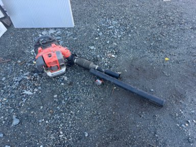 Løv blåser fra Husqvarna 