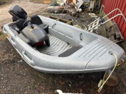 Båt  10 fot River Rep objekt + Båtmotor Mercury Four Stroke 10 hk. 