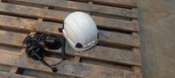  Petzl sikkerhedshjelme samt peltor Høreværn.