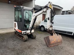 Minigraver Bobcat X320 med 5 graveskovle.