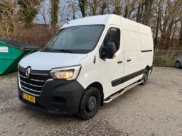 RENAULT MASTER Varevogn indrettet med hylder og med BÄR læsserampe.