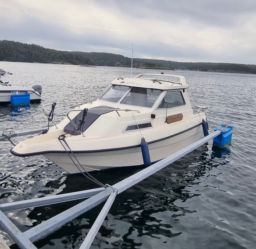  Motorbåt Uttern 5750 C med Mercury 75 hk inkl trailer 