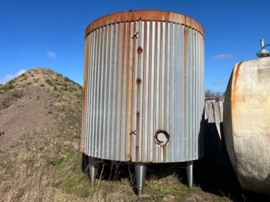  Rustfri tank Isoleret opretstående på rustfri fødder.