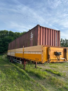 PACTON Åben trailer med lift + 40 fod container med indhold. Trailer og container sæt