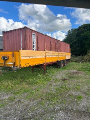 PACTON Åben trailer med lift + 40 fod container med indhold. Trailer og container sæt