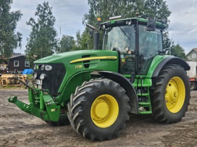 Traktor Jordbrukstraktor John Deere 7730 MR. Gått på Vintervägunderhåll