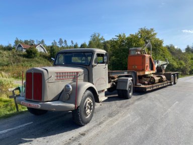 Veteranlastbil SCANIA Vabis VLS 71 med maskinflak och grävmaskin