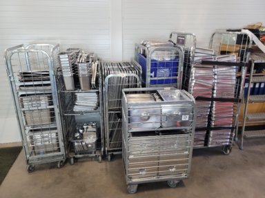 Stort part med kantiner och lock i rostfritt stål 